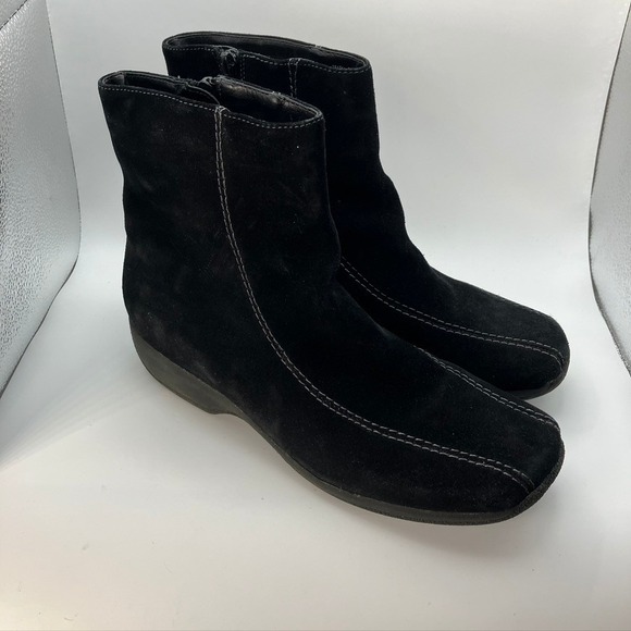 Clarks Black Suede Leather Ankle Boots Wide Width Comfortable Womens 8.5 - Picture 1 of 10